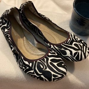 Hush Puppies zebra print flat. 9.5 M